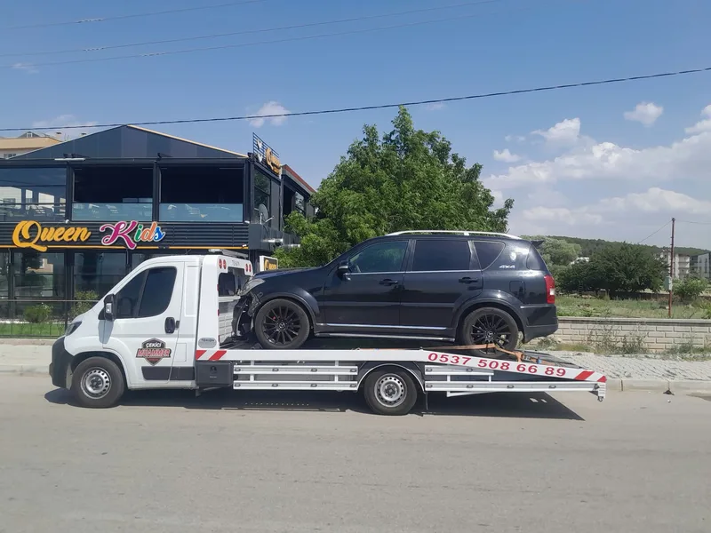 Platform üzerinde taşınan beyaz hafif ticari aracın gerçek operasyon fotoğrafı