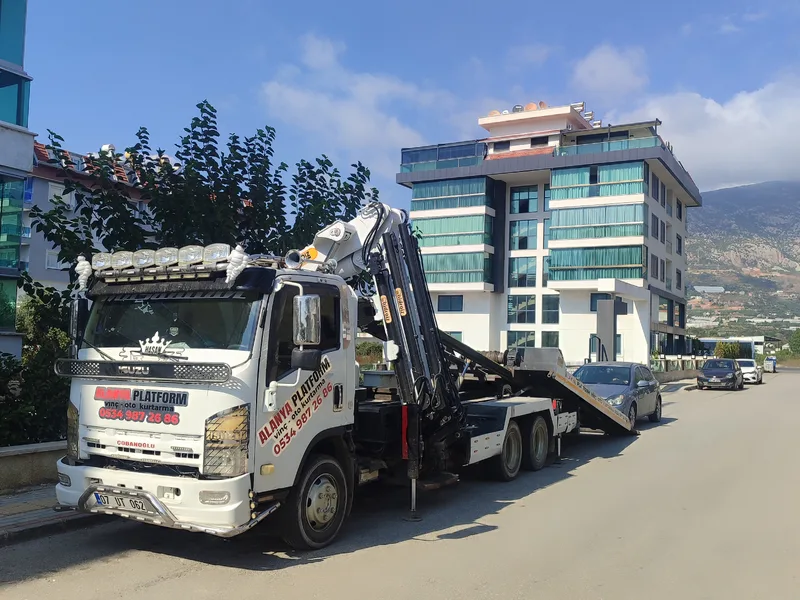 Şehir içinde duran platformlu kurtarıcı