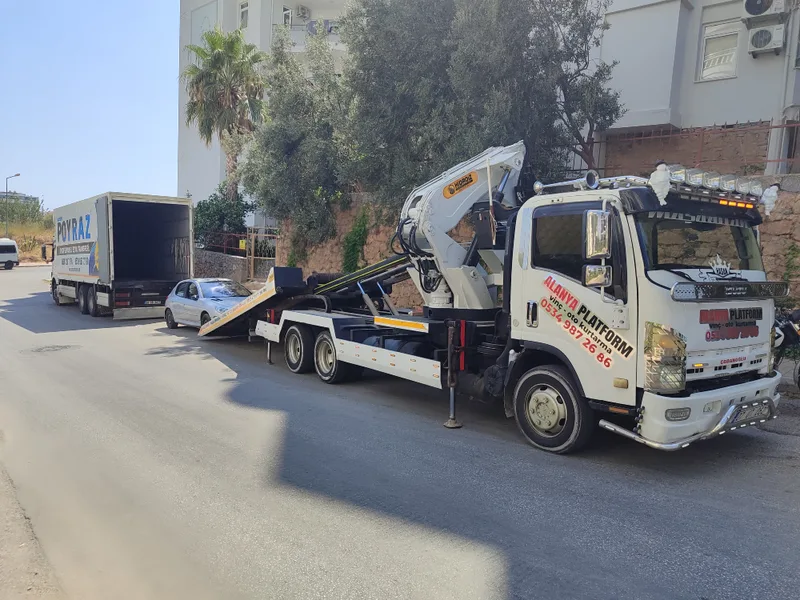 Şehir yolunda duran beyaz platformlu kurtarıcı