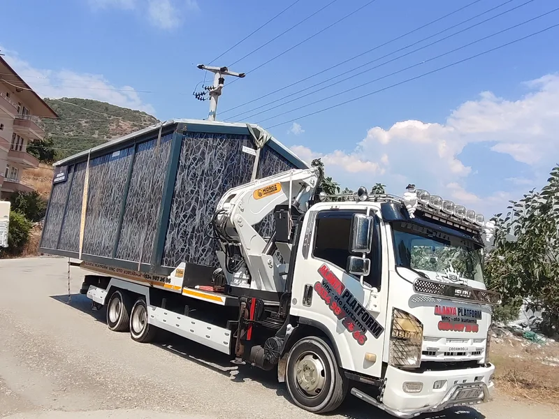 Araç taşıma hazırlığı yapan platformlu kurtarıcı