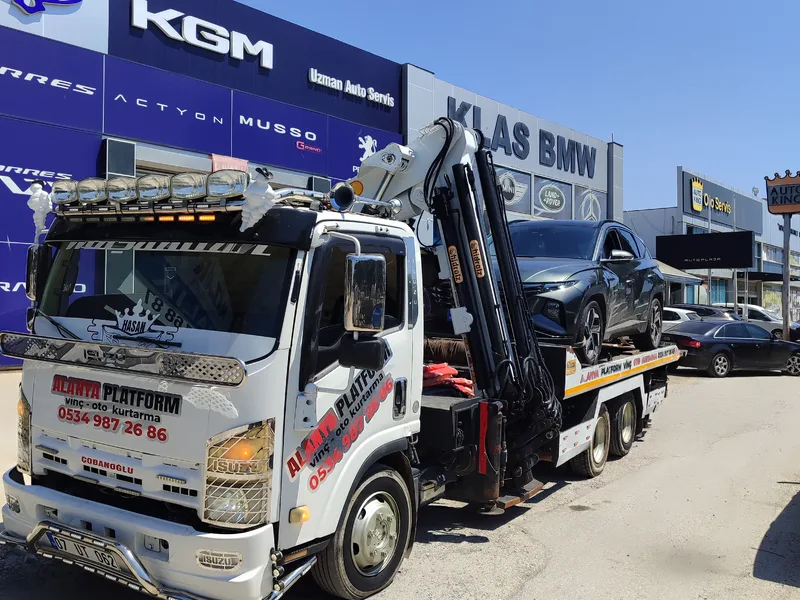 Servis önünde duran platformlu kurtarıcı