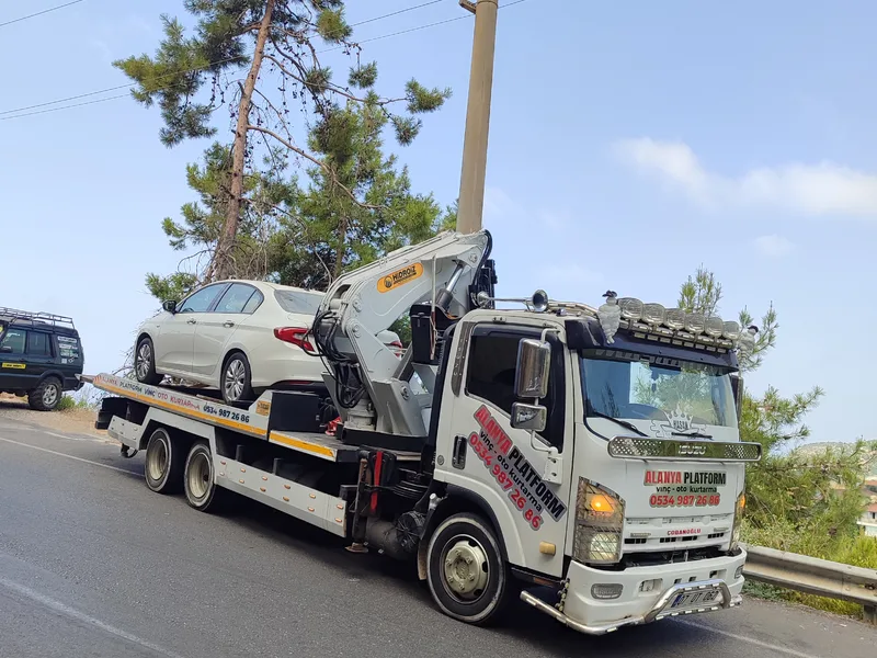 Yol kenarında duran platformlu kurtarıcı