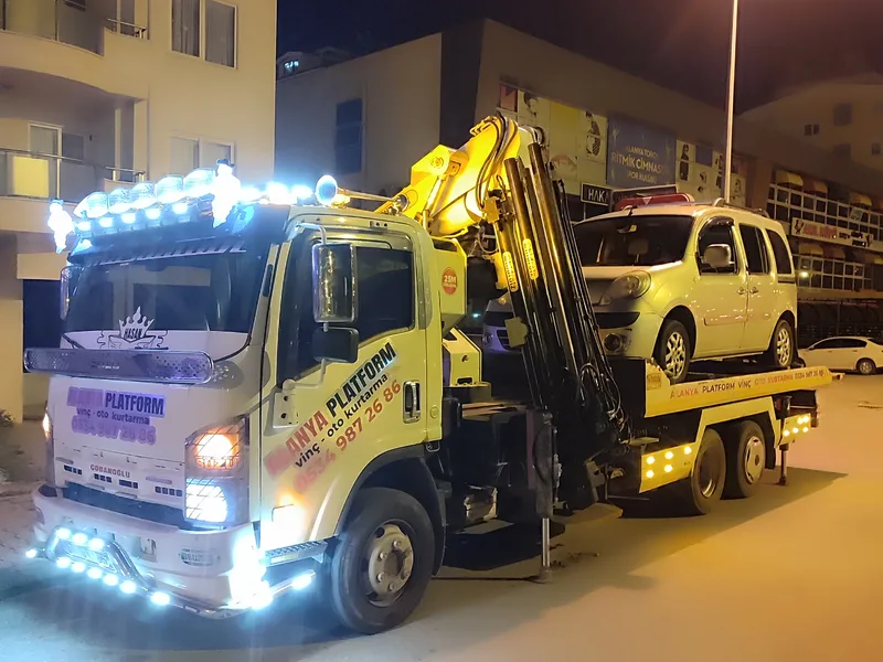 Gece yolunda ışıkları açık kurtarıcı