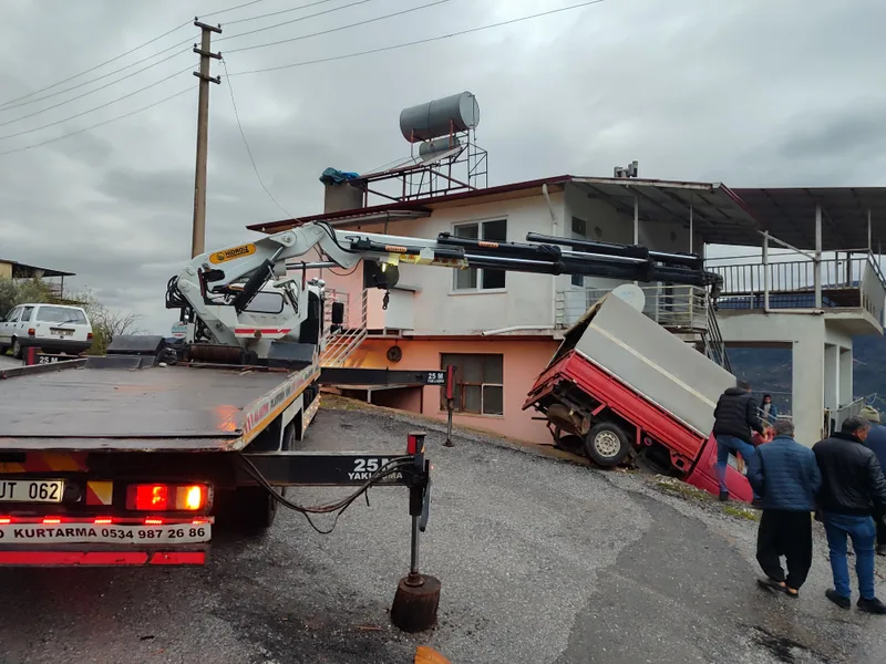 Yol kenarında araç taşıyan platformlu kurtarıcı