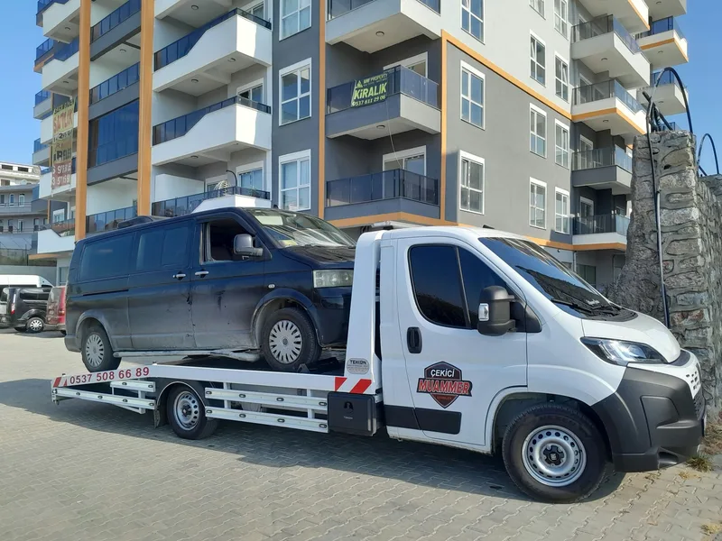 Şehir içinde hafif ticari araç taşıyan kurtarıcı