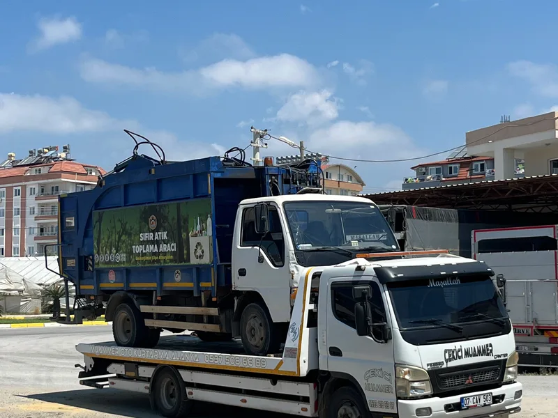 Ticari araçla birlikte duran platformlu kurtarıcı