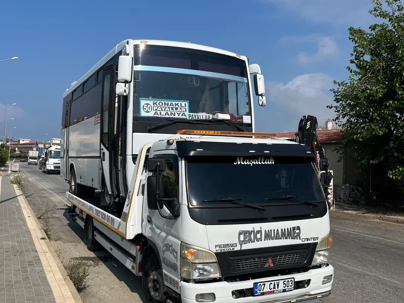 Büyük araç yanında duran platformlu kurtarıcı