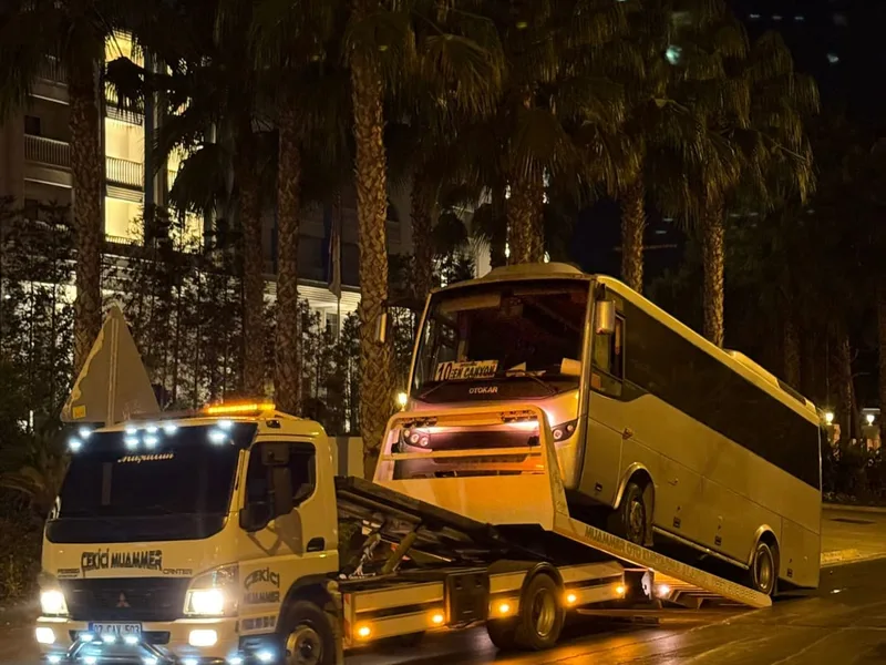 Gece şehir yolunda ışıkları açık kurtarıcı
