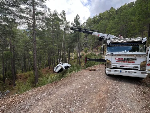 Ormanlık yolda görev yapan kurtarıcının gerçek operasyon fotoğrafı