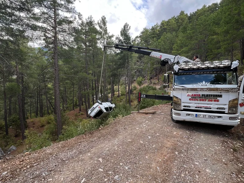 Ormanlık yolda görev yapan kurtarıcının gerçek operasyon fotoğrafı